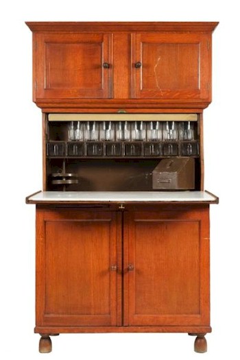 An oak 'Quicksey' kitchen cabinet from the 20th Century (FS21/968) is expected to attract offers of around £400-£600.