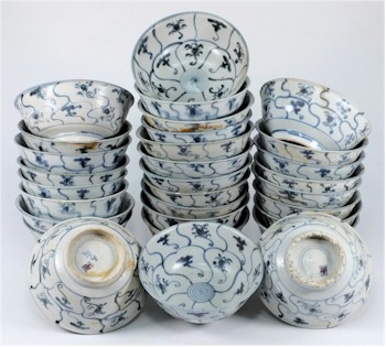 There are twenty lots of Chinese porcelain in the Maritime Sale, salvaged from the
        Tek Sing wreck, some in remarkably good condition.