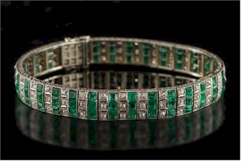 The Jewellery auction also includes an Art Deco Platinum-faced Gold, Emerald and Diamond Bracelet (FS30/193).