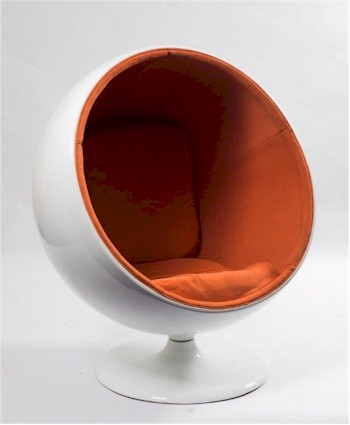 A White Fibreglass 1960s Ball Chair After the Design by Eero Aarnio (FS24/867).