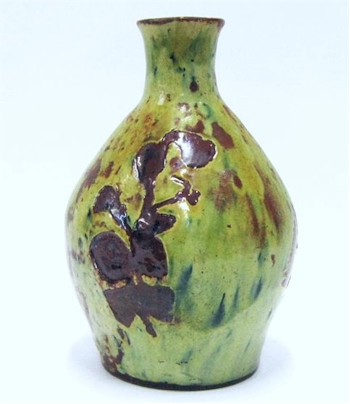 Foliate stencilled decoration on a Donyatt vase.