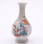 a worcester ‘kakiemon’ vase in the banded hedge pattern circa 1753-55