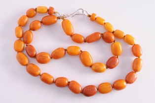 a graduated amber beaded single string necklace (fs18/195)