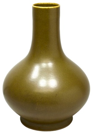 A Chinese porcelain vase (FS16/386) realised £12,000.