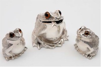 An Elizabeth II Silver Three-piece Novelty Frog Cruet Set, Maker Richard Comyns, London, 1972 (FS19/50) fetched £820.