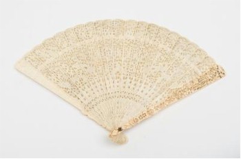 A 19th Century Chinese brise fan (FS22/693) carries an estimate of £400-£500.