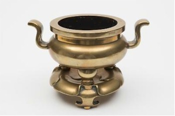 Another lot that exceed all expectations was this Chinses bronze tripod censer and stand (FS22/675), which realised £15,000.