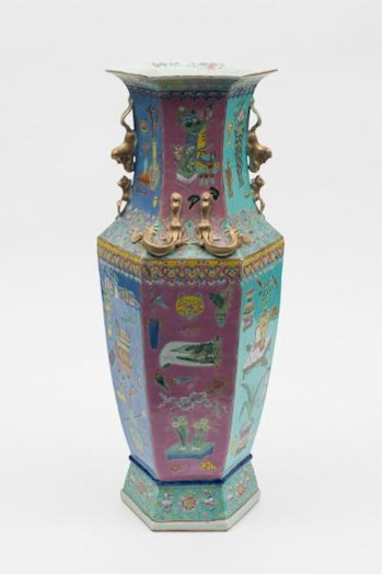 A Cantonese vase (FS23/357) dating from the late 19th Century realised £2,900.