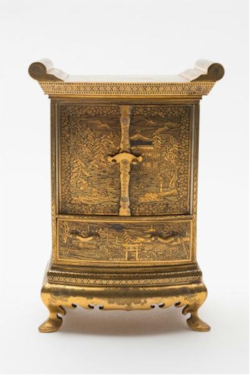 A Japanese Komai iron miniature cabinet (FS23/534) finally succumbed to a winning bid of £11,000 after a fierce battle from
        bidders worldwide over the telepone and Internet.