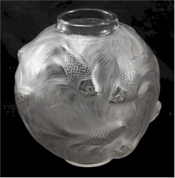 Another lot within the glassware auction is a Lalique vase formose (FS24/372), which is estimated at £800-£1,000.