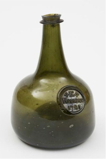 A previously unrecorded sealed magnum onion wine bottle dating from circa 1710-20 (FS24/358) was sold for £3,200.