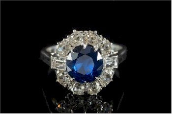 A sapphire and diamand circular cluster ring (FS25/242) sold for £2,900 in the Jewellery auction.