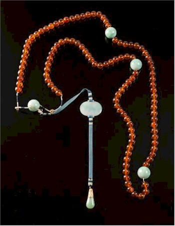 The Chinese Mandarin's Court Amber and Jadeite Necklace (FS27/539) succumbed to a winning bid of £3,600.