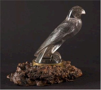 A Lalique Glass Car Mascot, 'Faucon' (FS28/468) is amongst the glassware in the auction.