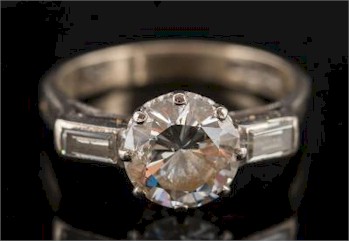 An 18ct White Gold and Diamond Single Stone Ring (FS29/270) is expecting bids of between £5,000 and £6,000.