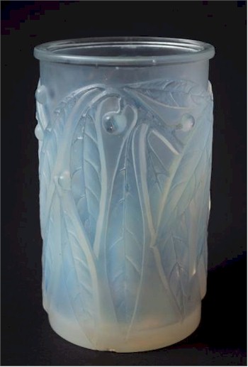 A Lalique Vase 'Laurier' (FS29/487) is inviting bids of £300-£400.