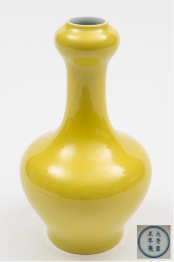 A Chinese Yellow Glazed Garlic-necked Bottle Vase (FS29/543) realised £40,000 during the ceramics auction of the January 2016 fine sale held in Exeter.