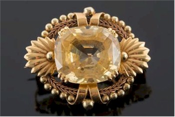 The jewellery auction included a Mid 20th Century Gold and Yellow Sapphire Single-stone Brooch (FS29/241) that realised £5,500.