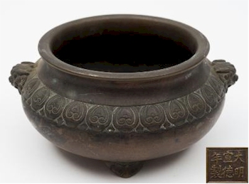 A Chinese Bronze Tripod Censer (FS32/786), also from Kingsnympton Park, fetched
        £4,600.