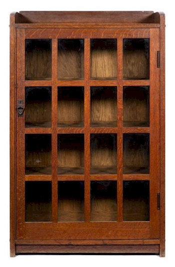 An Oak Arts and Crafts Bookcase (FS46/1012).